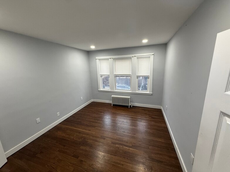 Building Photo - 16 Astoria St