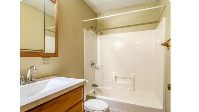 Building Photo - 2210 Longyear Ave