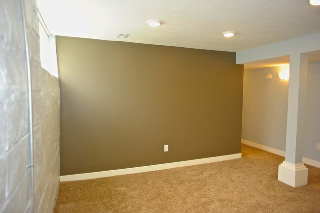 Building Photo - 1213 Lake Michigan Dr NW