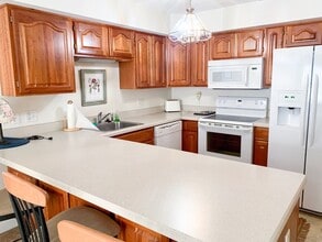 Building Photo - 25 Greenleaves Dr