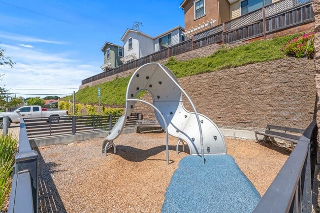 Building Photo - Built in 2017! Rarely available 3Bed/3Bath...