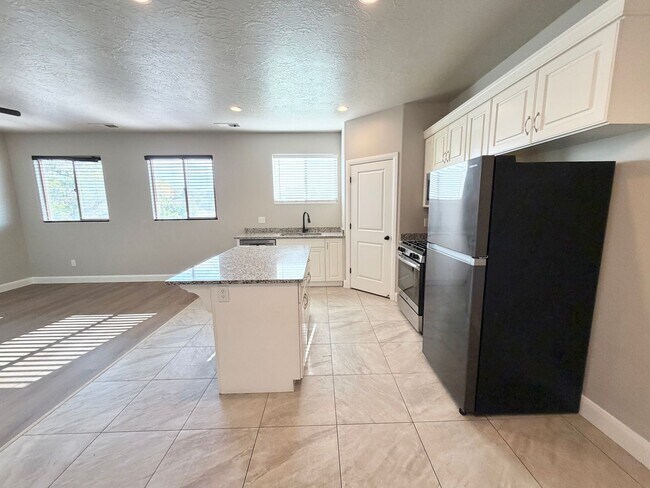 Building Photo - 355 W 200 S