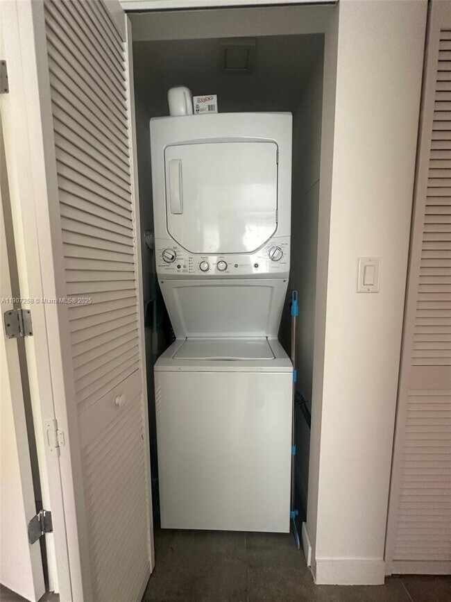 Building Photo - 165 NW 39th St