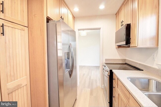 Building Photo - 915 Shawnee Dr