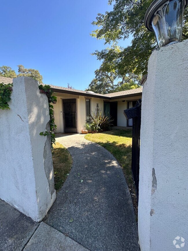 Building Photo - Welcome to your dream rental in Auburn!