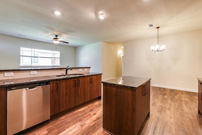 Building Photo - AVAILABLE NOW! GORGEOUS 4 BEDROOM DUPLEX L...
