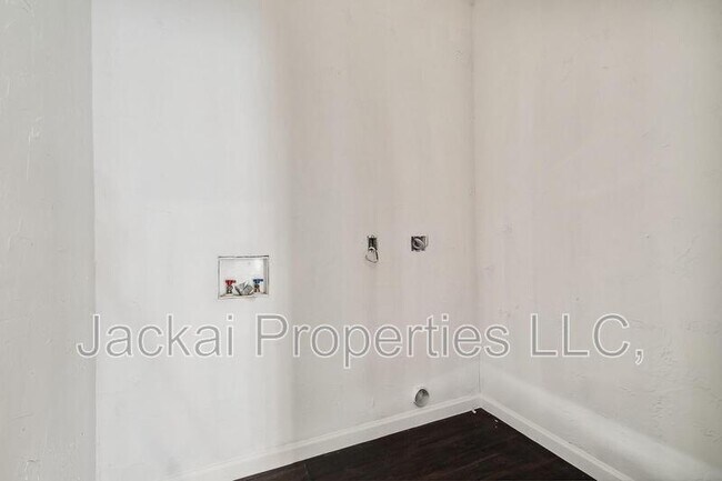 Building Photo - 2038 Avon Dr