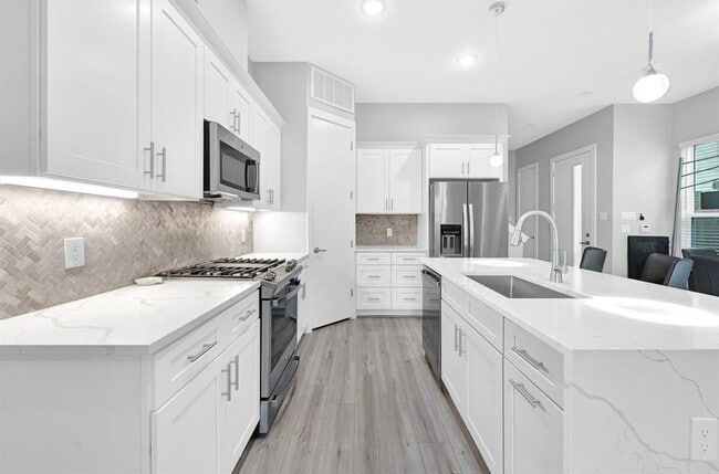 Building Photo - 4215 Hardy St