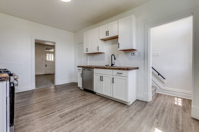 Building Photo - AVAILABLE NOW - Beautifully RENOVATED 3 Bedroom Home w/ TONS of Natural Light!
