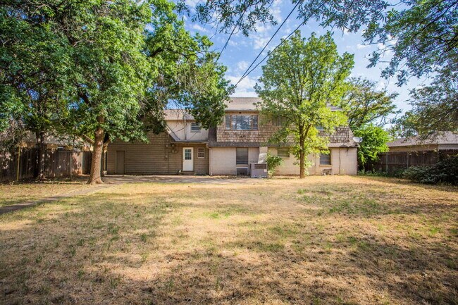 Building Photo - "Spacious 5-Bed Oasis with Granite Elegance & Hardwood Charm in Lubbock!"