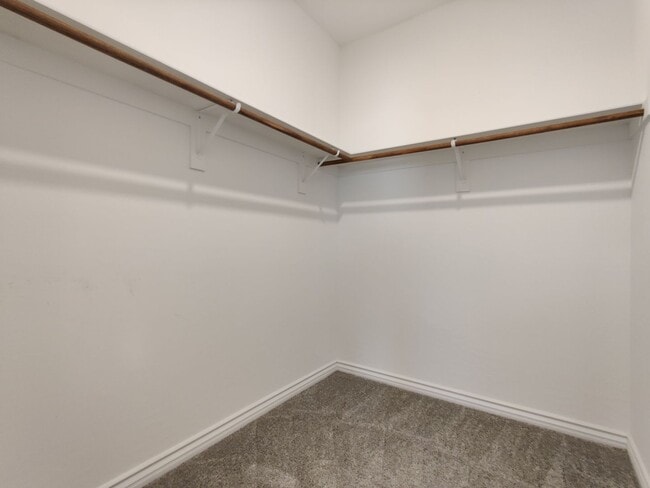 Building Photo - Like New 2 Bed 2.5 Bath Condo