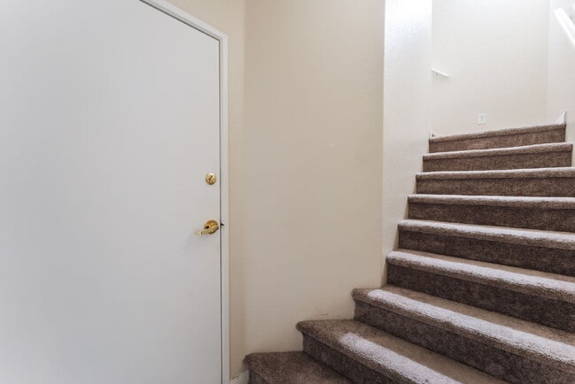 Building Photo - Gated Community Townhome 2 bedroom, 2 bathroom, 1 car garage