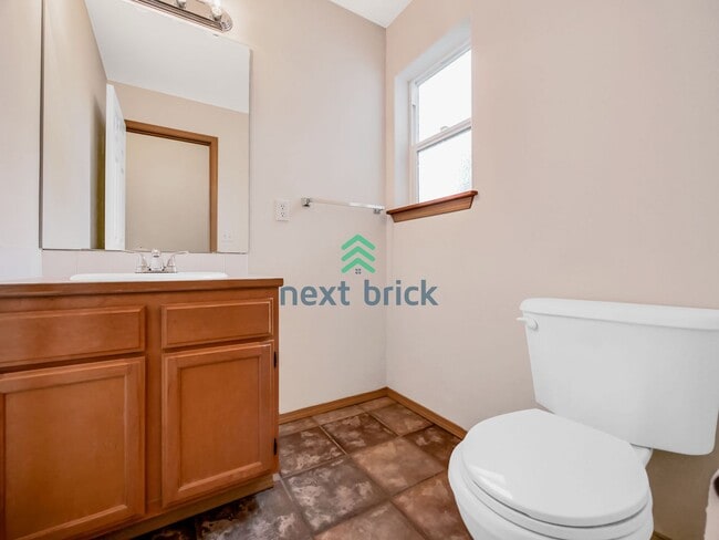 Building Photo - 4 Bed and 2.5 Bath Single-family Home Avai...