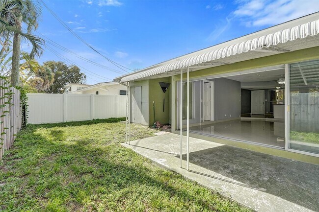 Building Photo - 704 NE 23rd Ave