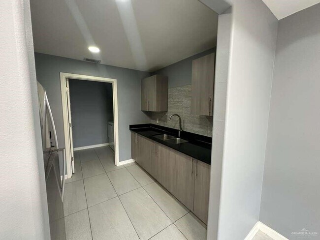 Building Photo - 10 W Harrison Ave