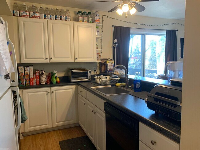 Building Photo - Spacious 3 Bedroom Apartment!