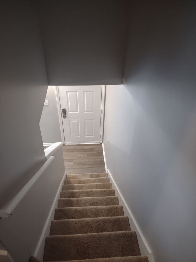 Building Photo - Fabulous Upgraded Three Bedroom/Two Bath Townhome - Walking Distance to Lexington Medical Center