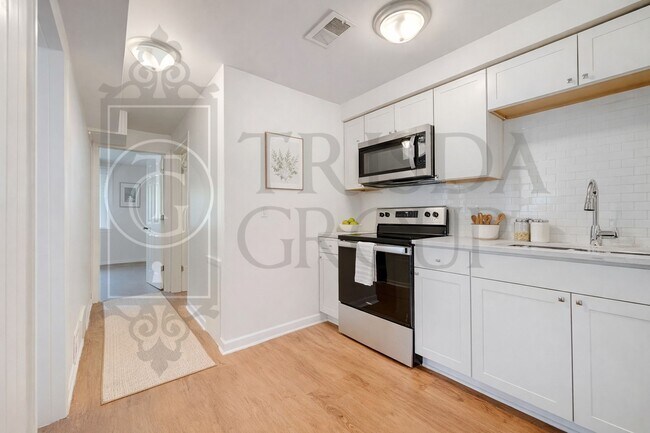 Building Photo - Avail July 1: 2BR Apt in Crafton, 1 Off Street Parking, AC, W/D included, Quartz Countertops, DW,...
