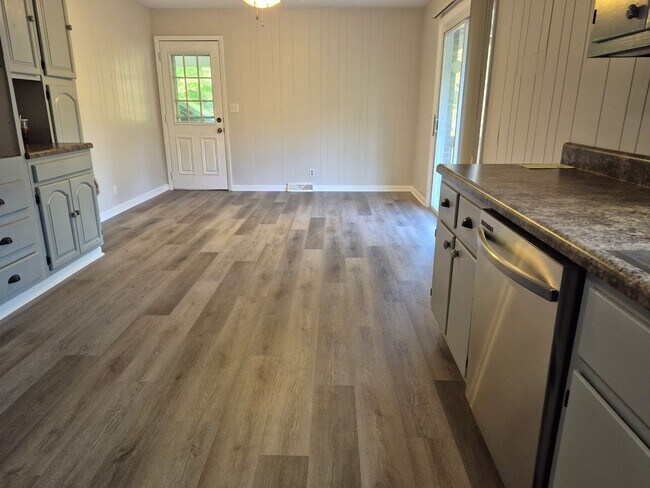 Building Photo - 3 or 4 Bedroom / 2 Bath Home   Kingsport TN