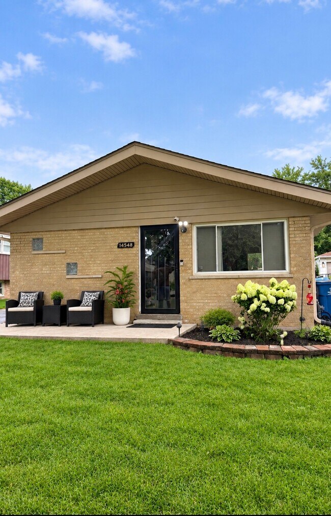 Building Photo - 14548 Tripp Ave