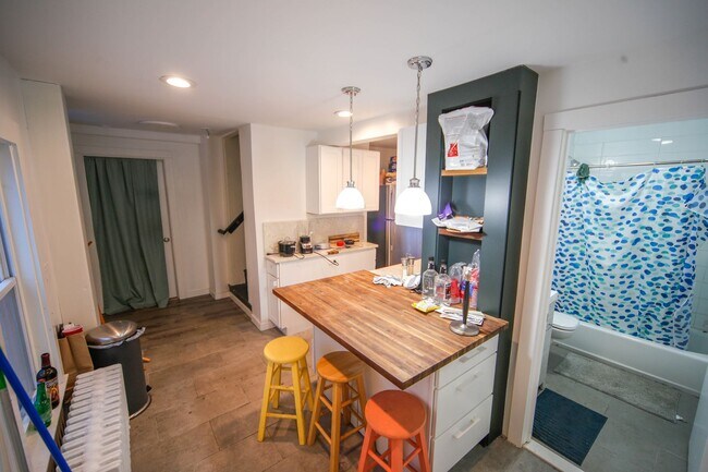 Building Photo - 107 Howe St