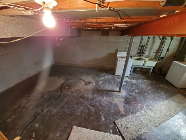 Building Photo - Spacious 3 Bedrooms 2 Baths Townhome Available