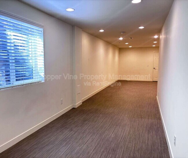 Building Photo - 900 Treece St