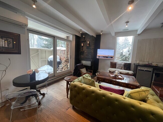 Building Photo - 210 E Hyman Ave