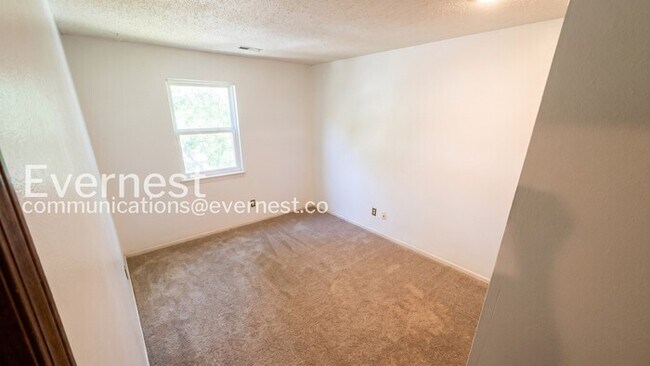 Building Photo - 3 Bed/2.5 Bath Townhome with Fenced Yard / Vouchers Accepted / Coming Soon!