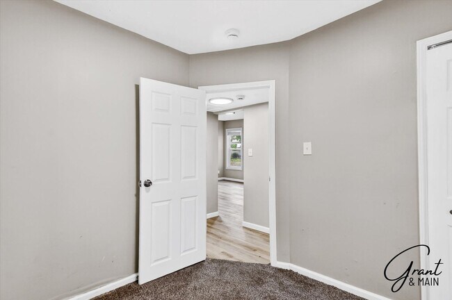 Building Photo - $1500 3 bedrooms