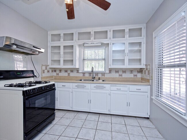 Building Photo - Charming 2 bed/1 bath home in the East side
