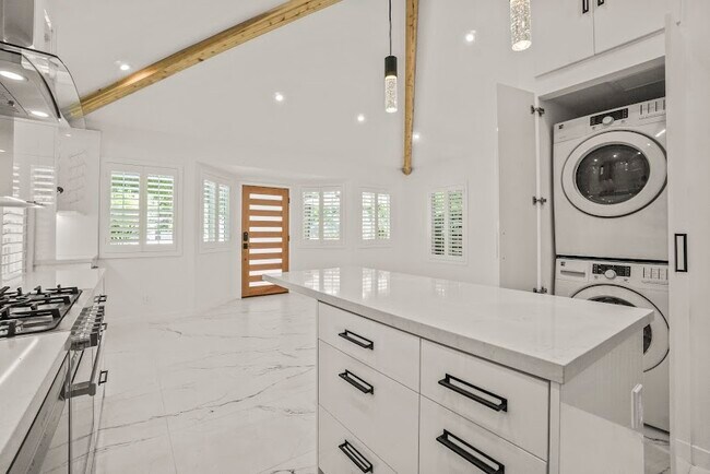 Building Photo - 4230 Van Nuys Blvd