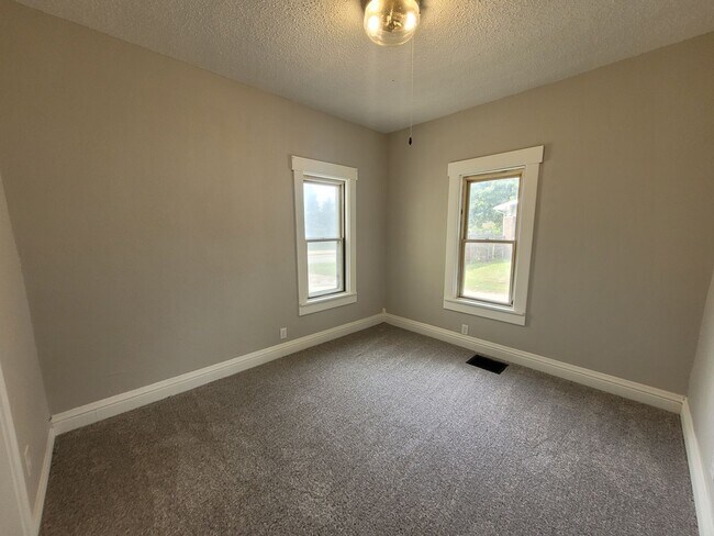 Building Photo - 1 Bedroom, 1 Bathroom Home near Iowa State Fairgrounds