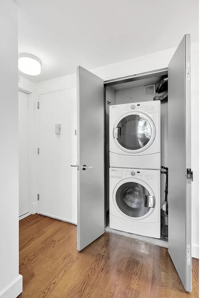 Building Photo - 395 S 2nd St