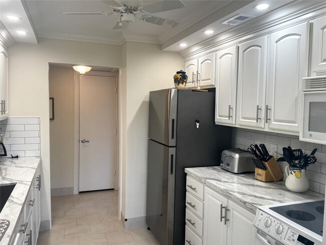 Building Photo - 951 De Soto Rd