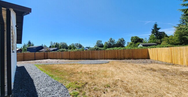 Building Photo - 3 Bedroom Home in North Marysville - $500 ...