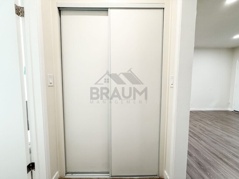 Building Photo - 15546 Vanowen St