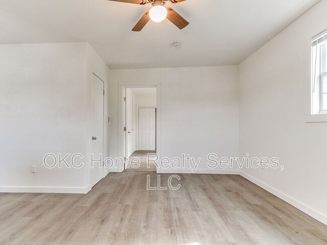 Building Photo - 1812 W Noble Ave