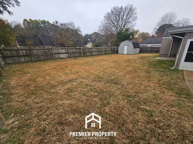 Building Photo - 6869 Amersham Dr