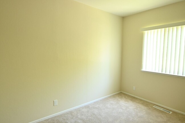 Building Photo - 215 Chantilley Ln