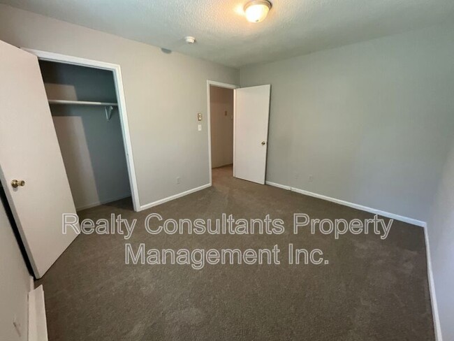 Building Photo - 113 Cox Ave