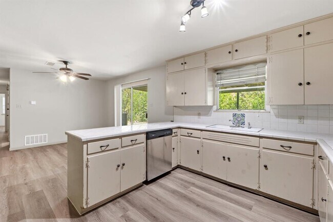 Building Photo - 2414 Havenside Dr