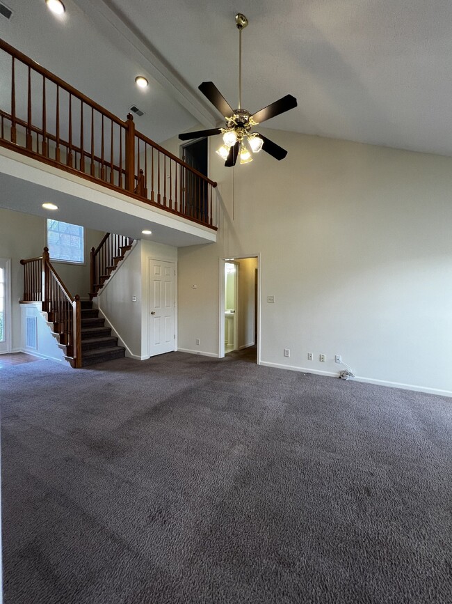 Building Photo - Charming 3 Bed, 2.5 Bath Home in Clarksvil...
