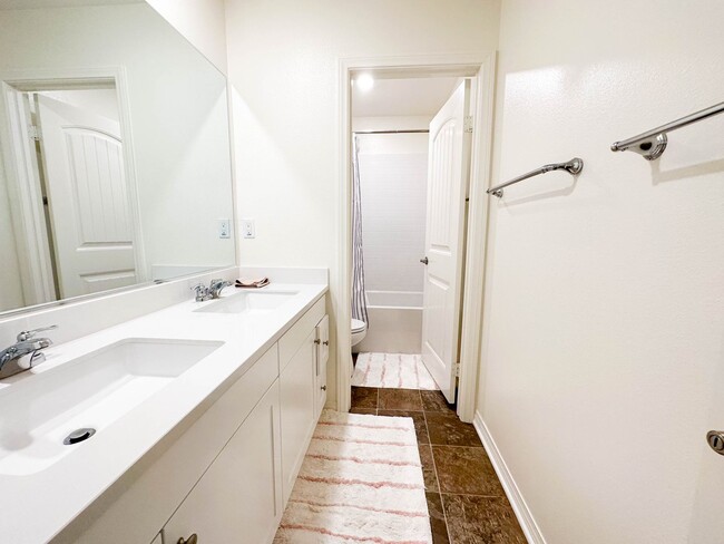 Building Photo - ROOM FOR RENT W/ PRIVATE BATHROOM IN A BIG...