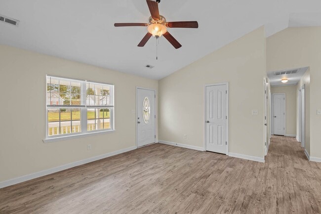 Building Photo - 3 Bedroom 2 Bathroom Home