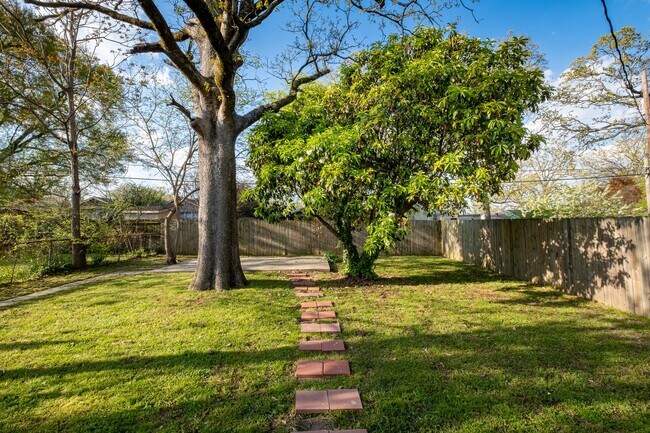 Building Photo - Updated 3-Bedroom Home with Fully Equipped Kitchen & Washer/Dryer in Great Neighborhood!