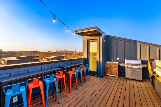 Building Photo - 554 Rosedale Ave