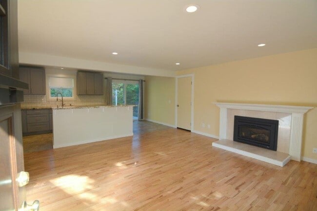 Building Photo - Quiet Kirkland Rambler on large, quiet lot