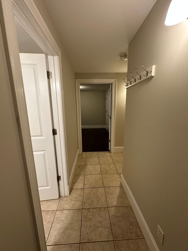 Building Photo - Beautiful Townhouse in NEW NORTH END Burlington 3BD/4BA