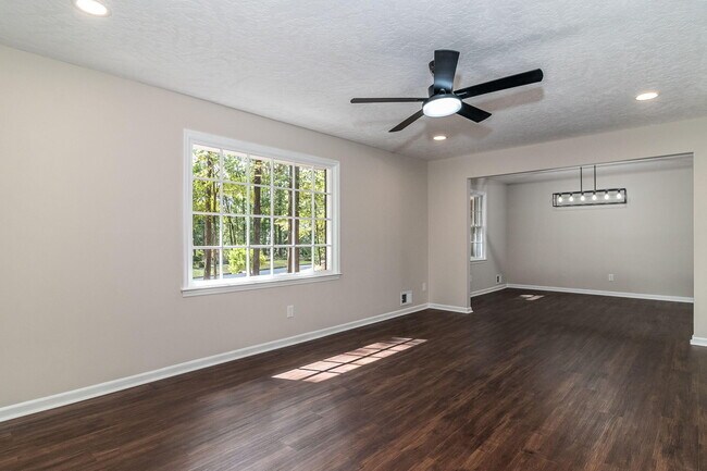 Building Photo - 4375 Lake Idylwilde Dr